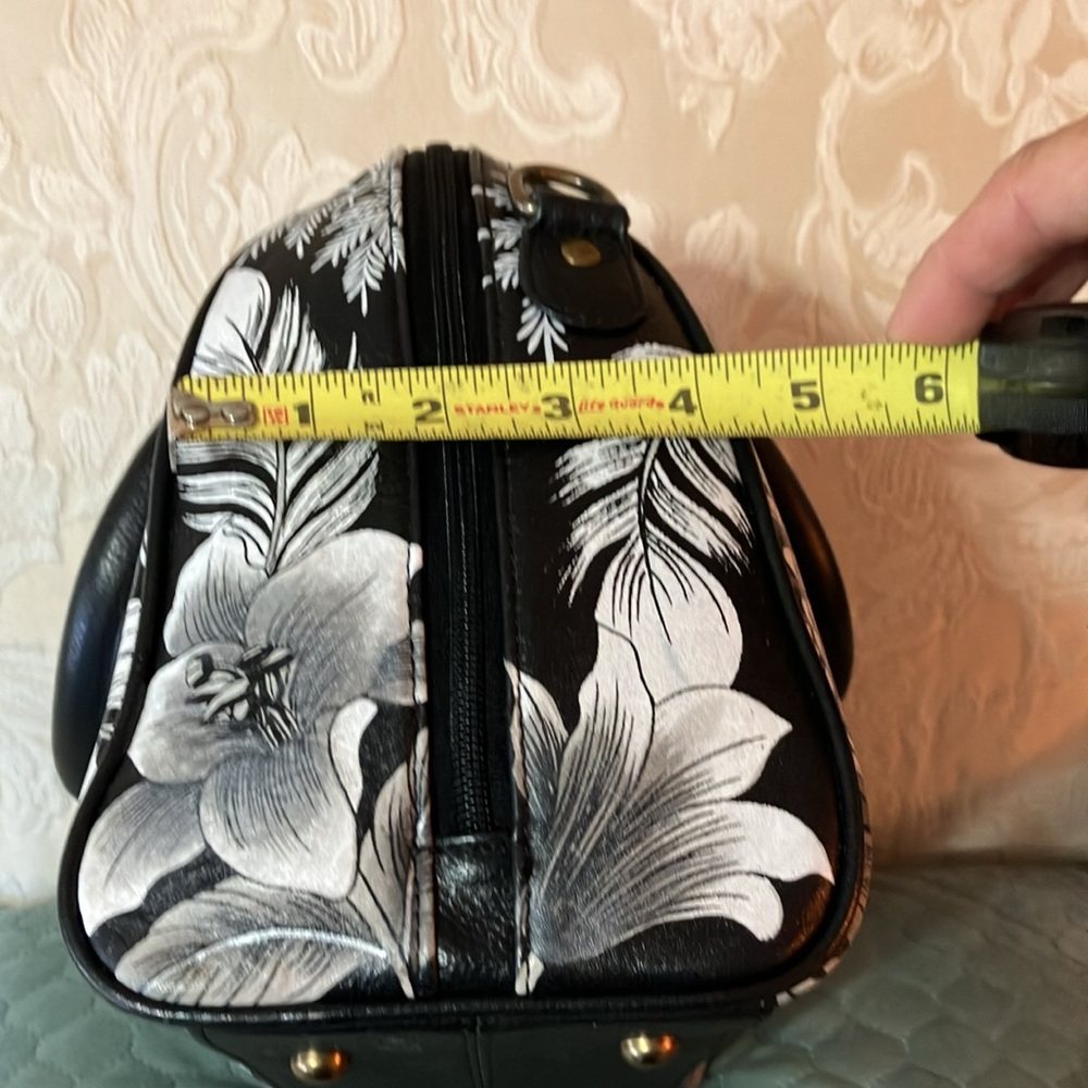 Anushka zip around satchel Cleopatra’s leopard - Picture 15 of 16